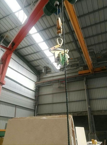 大板夾與卷揚(yáng)機(jī)配合使用吊裝板材原料--河北東圣吊索具制造有限公司 大板夾與卷揚(yáng)機(jī)配合使用吊裝板材原料--河北東圣吊索具制造有限公司