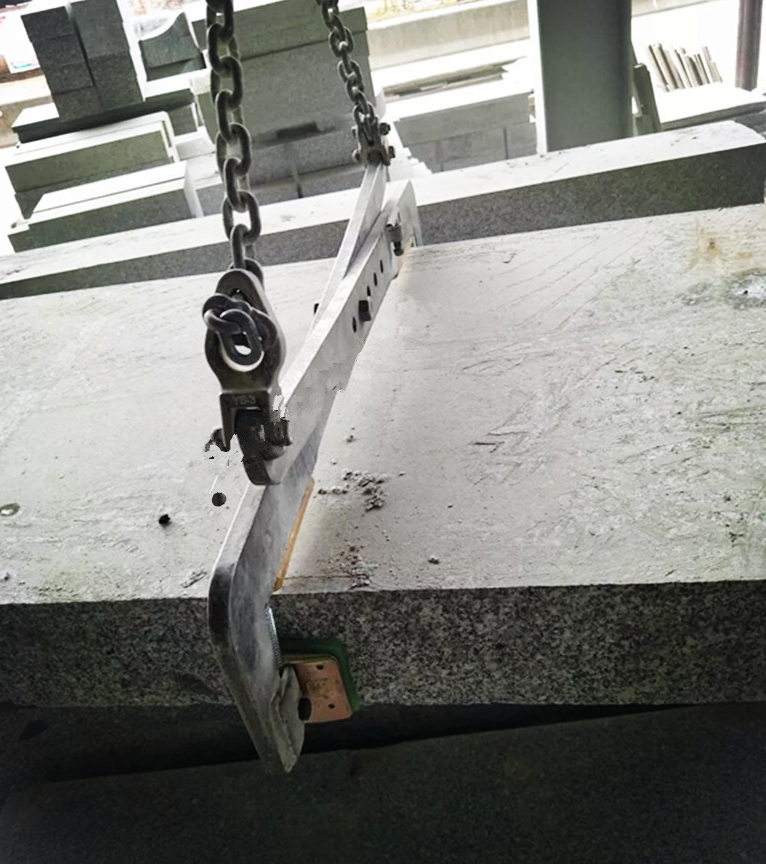 起重吊裝機與夾具配合使用吊裝石板操作現(xiàn)場--河北東圣吊索具制造有限公司--石材夾具|小型攪拌機|液壓堆高車|手動叉車 提升機與夾具配合使用吊裝石板現(xiàn)場--河北東圣吊索具制造有限公司--石材夾具|小型攪拌機|液壓堆高車|手動叉車