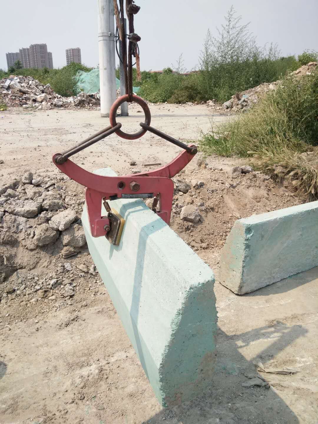 安裝搬運(yùn)路沿石工作現(xiàn)場(chǎng)--河北東圣吊索具制造有限公司--石材夾具|小型攪拌機(jī)|液壓堆高車|手動(dòng)叉車 安裝搬運(yùn)路沿石工作現(xiàn)場(chǎng)--河北東圣吊索具制造有限公司--石材夾具|小型攪拌機(jī)|液壓堆高車|手動(dòng)叉車