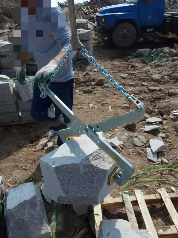 石材夾具吊夾石塊使用現(xiàn)場--河北東圣吊索具制造有限公司--石材夾具|小型攪拌機|液壓堆高車|手動叉車 石材夾具吊夾石塊使用現(xiàn)場--河北東圣吊索具制造有限公司--石材夾具|小型攪拌機|液壓堆高車|手動叉車