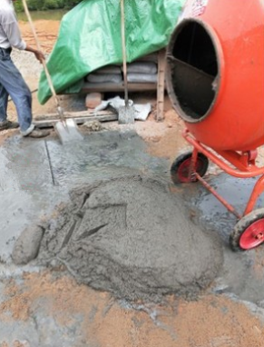 1200L自動卸料小型攪拌機(jī)作業(yè)現(xiàn)場--河北東圣吊索具制造有限公司--小型攪拌機(jī)|液壓堆高車|手動叉車|石材夾具 1200L自動卸料小型攪拌機(jī)作業(yè)現(xiàn)場--河北東圣吊索具制造有限公司--小型攪拌機(jī)|液壓堆高車|手動叉車|石材夾具